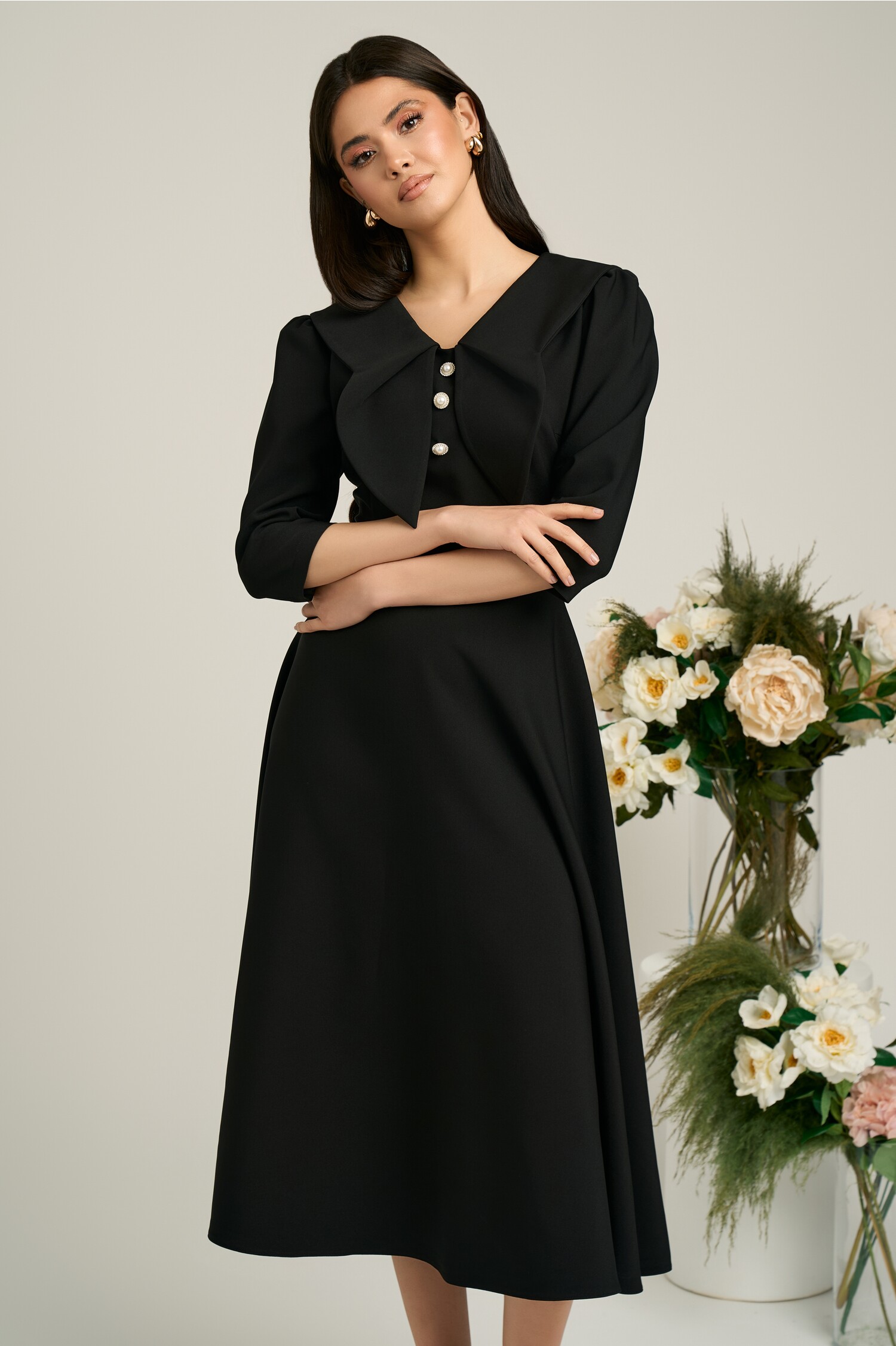 Rochie neagra clos de ocazie cu guler maxi si nasturi perluta