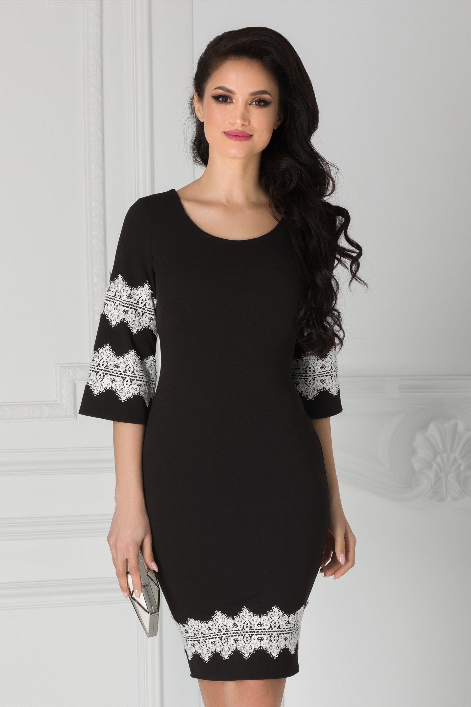 Rochie neagra cu aplicatie din dantela la maneci si la baza