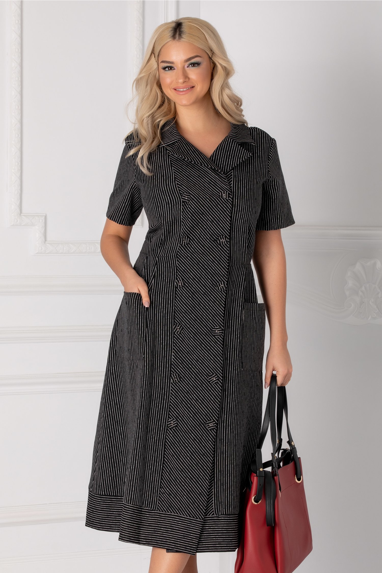 Rochie neagra cu dungi albe si nasturi