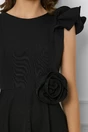 Rochie neagra cu floare in talie si volanas pe un umar