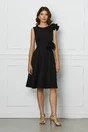 Rochie neagra cu floare in talie si volanas pe un umar