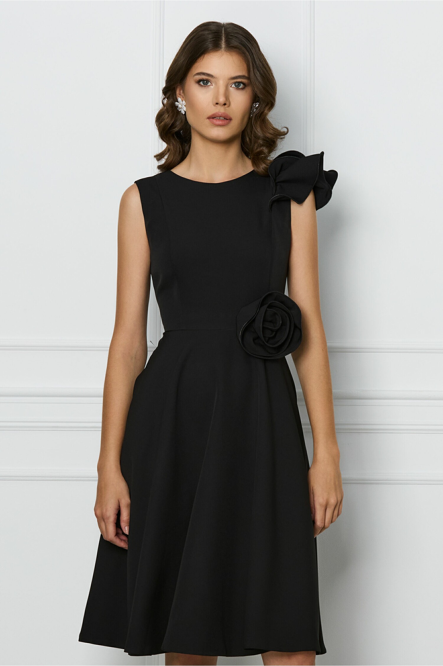 Rochie neagra cu floare in talie si volanas pe un umar