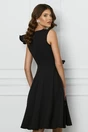 Rochie neagra cu floare in talie si volanas pe un umar