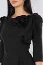 Rochie neagra cu floare maxi pe bust