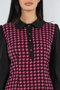 Rochie neagra cu imprimeu pepit fucsia si nasturi la bust