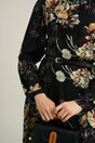 Rochie neagra cu imprimeuri florale bej si curea in talie