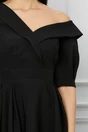 Rochie neagra cu rever la bust