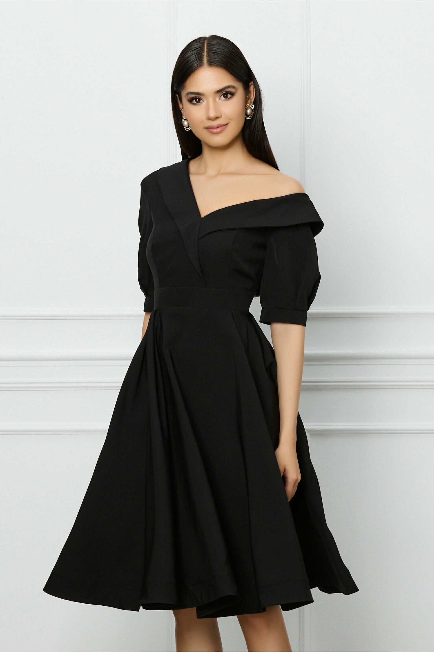 Rochie neagra cu rever la bust