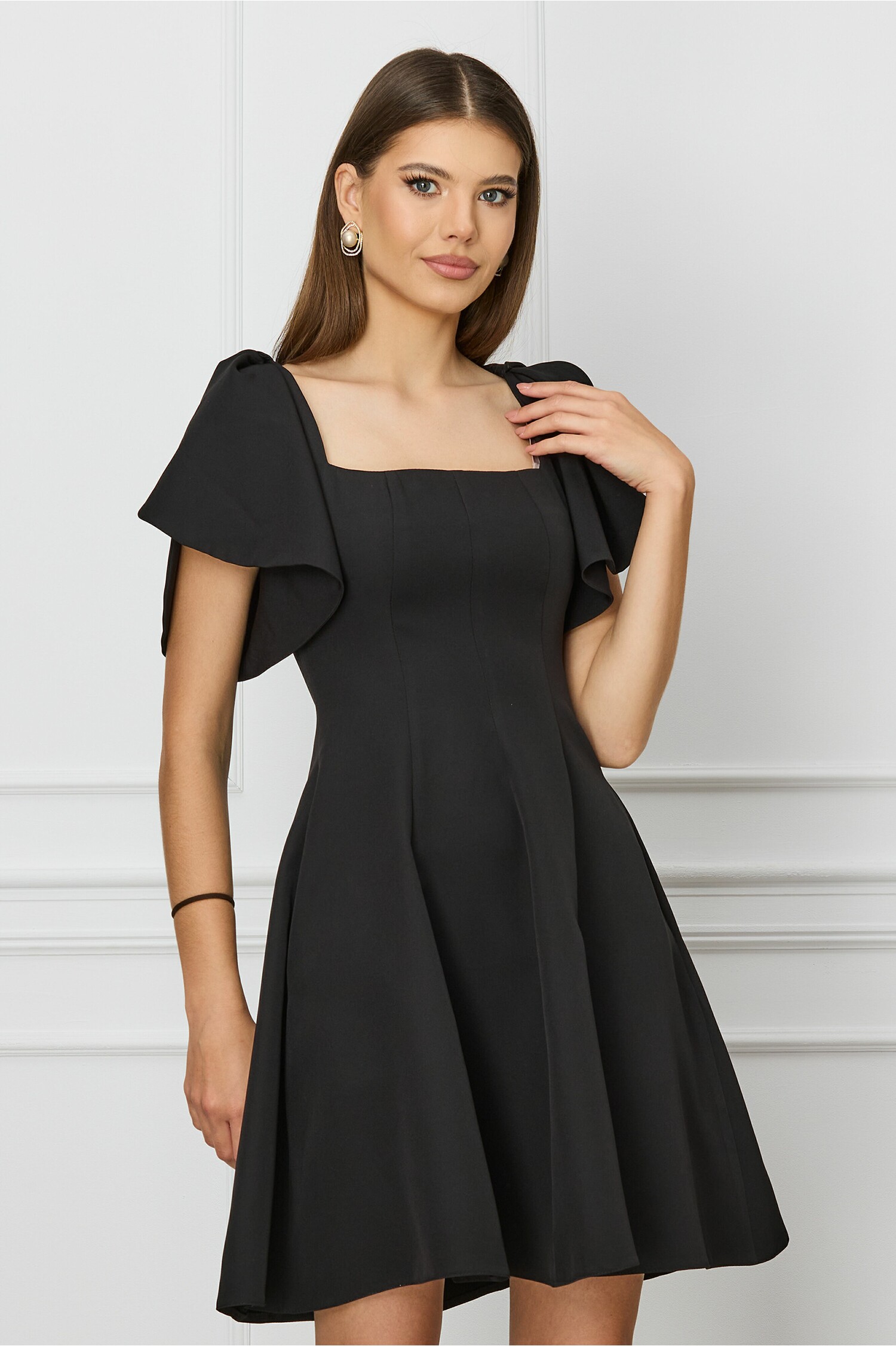 Rochie neagra scurta cu volane la maneci