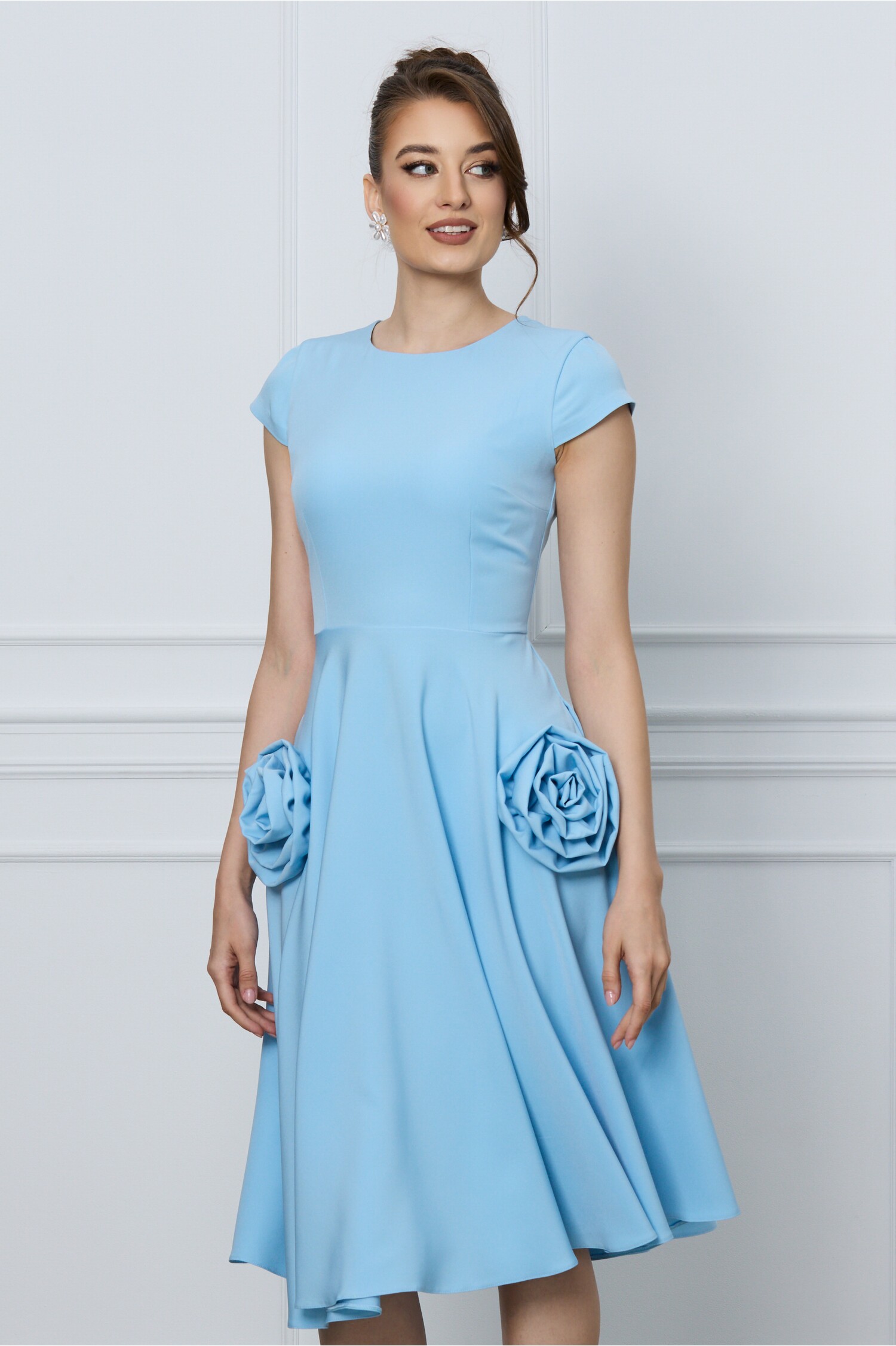 Rochie office bleu cu trandafiri la buzunare