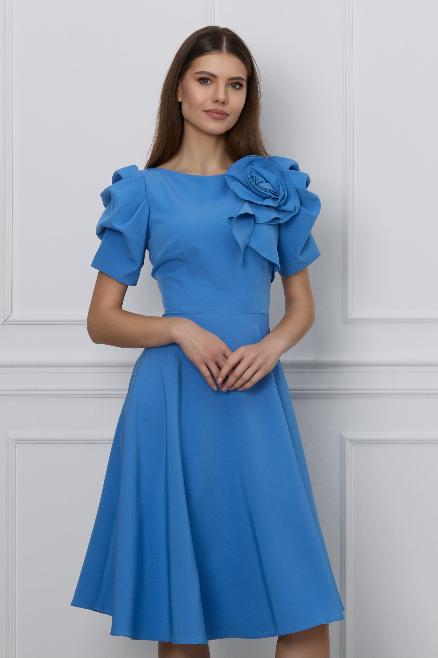 Rochie office bleu cu umeri bufanti si aplicatie florala 3D