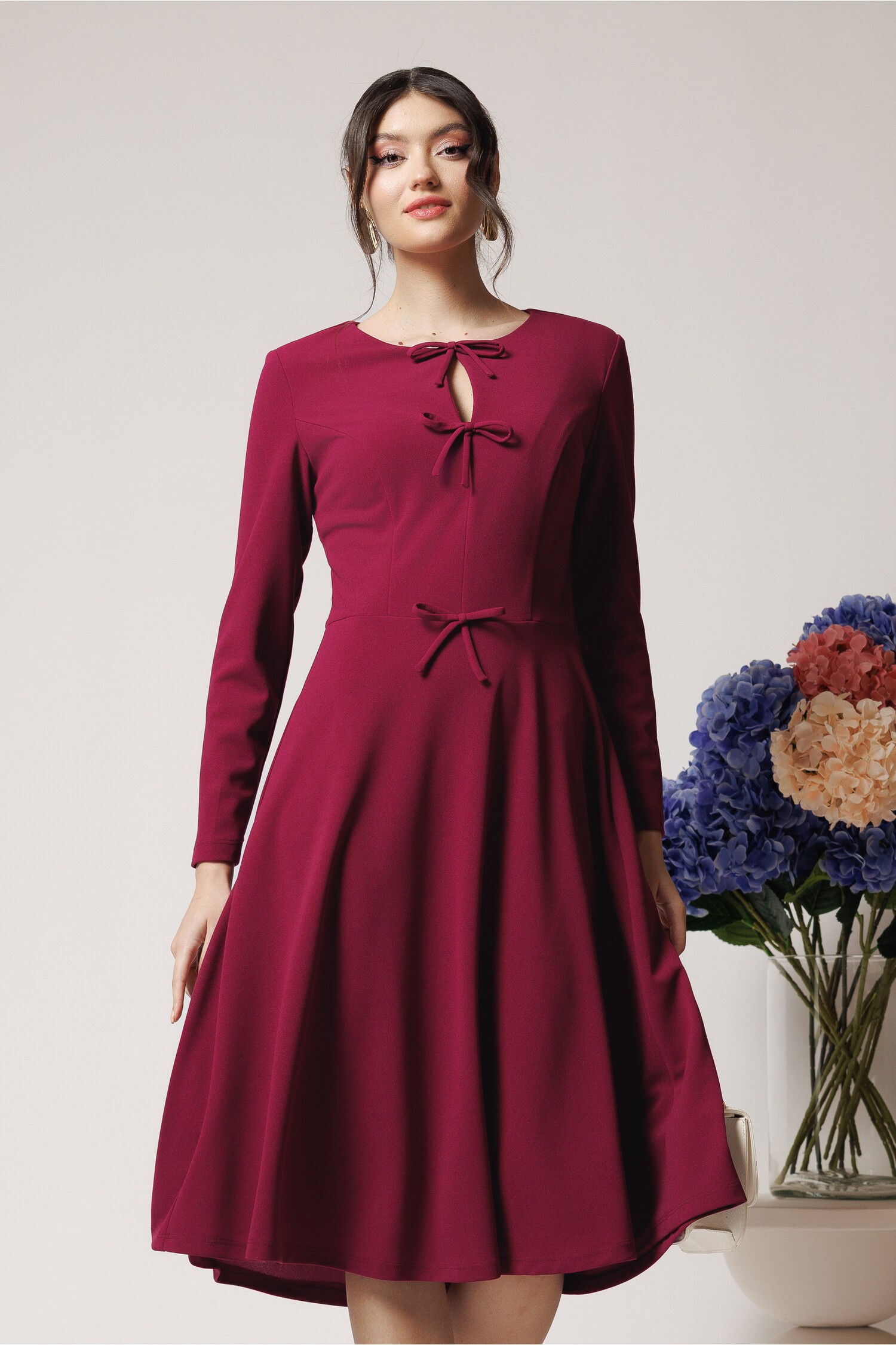 Rochie office din crep magenta cu fundite pe bust