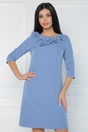 Rochie office din stofa bleu accesorizata cu floricele la bust