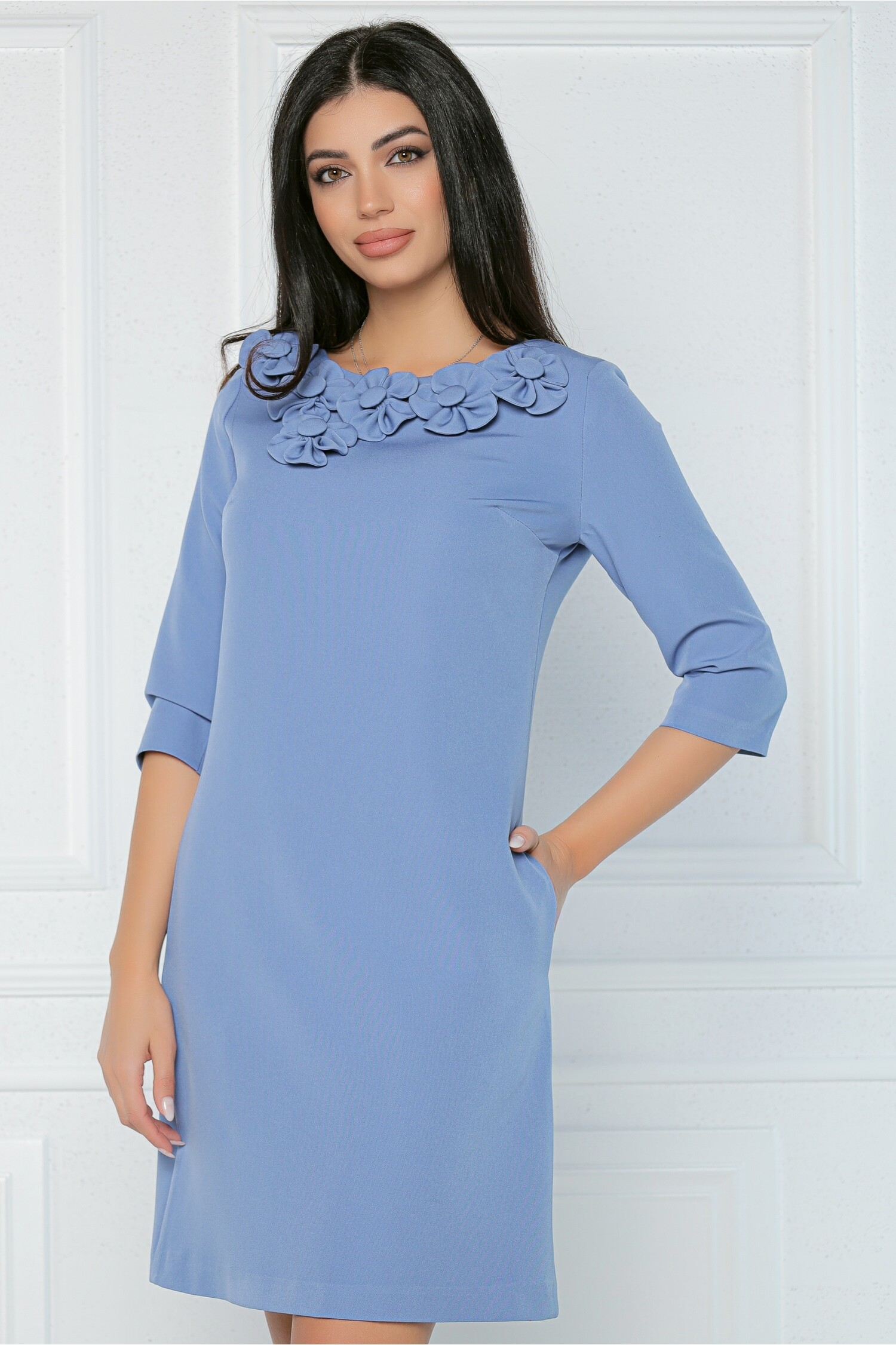 Rochie office din stofa bleu accesorizata cu floricele la bust