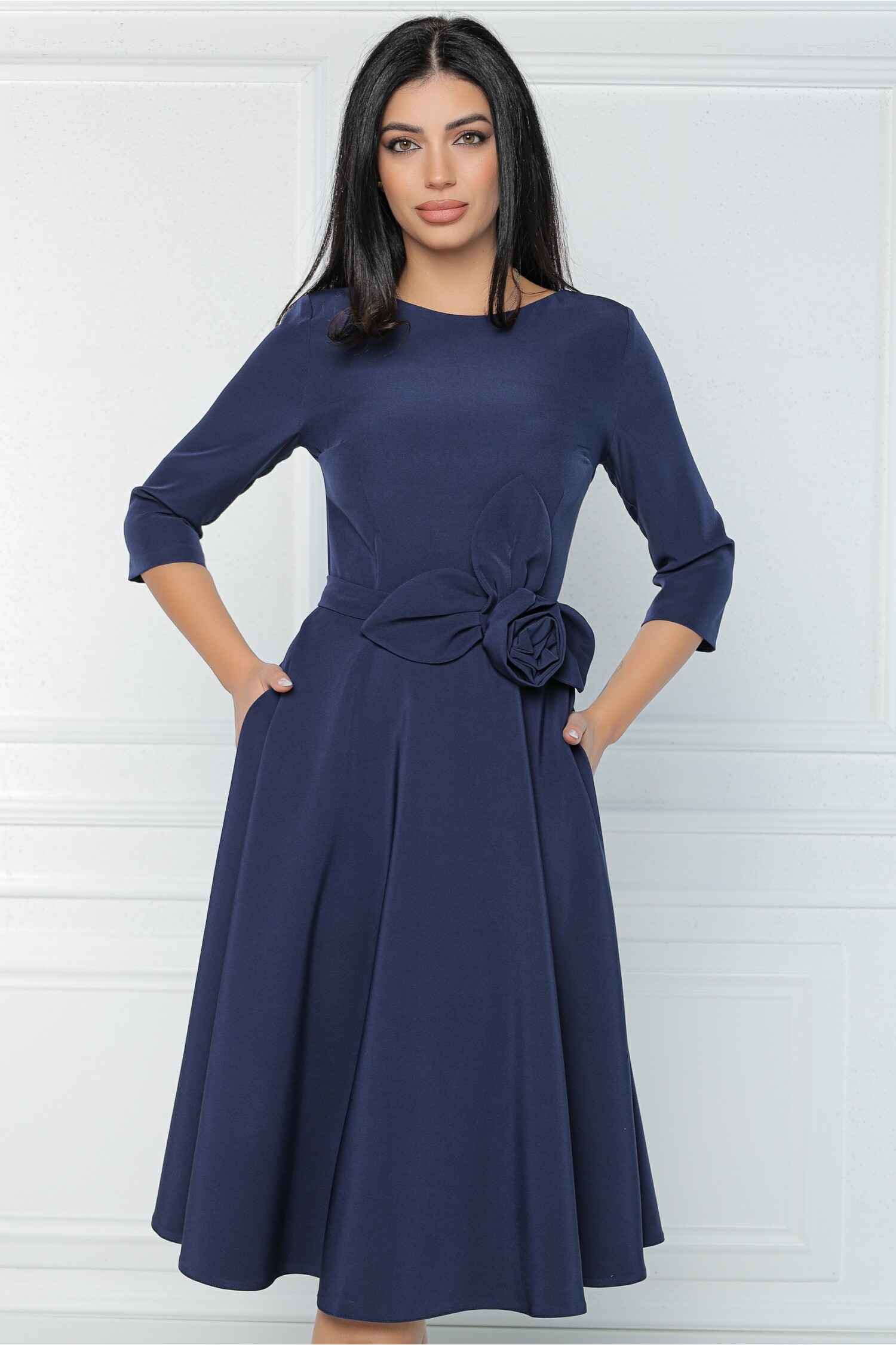 Rochie office din stofa bleumarin cu floare in talie