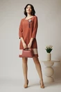 Rochie office din stofa caramizie cu banda roz la baza si accesoriu la bust