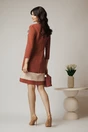 Rochie office din stofa caramizie cu banda roz la baza si accesoriu la bust
