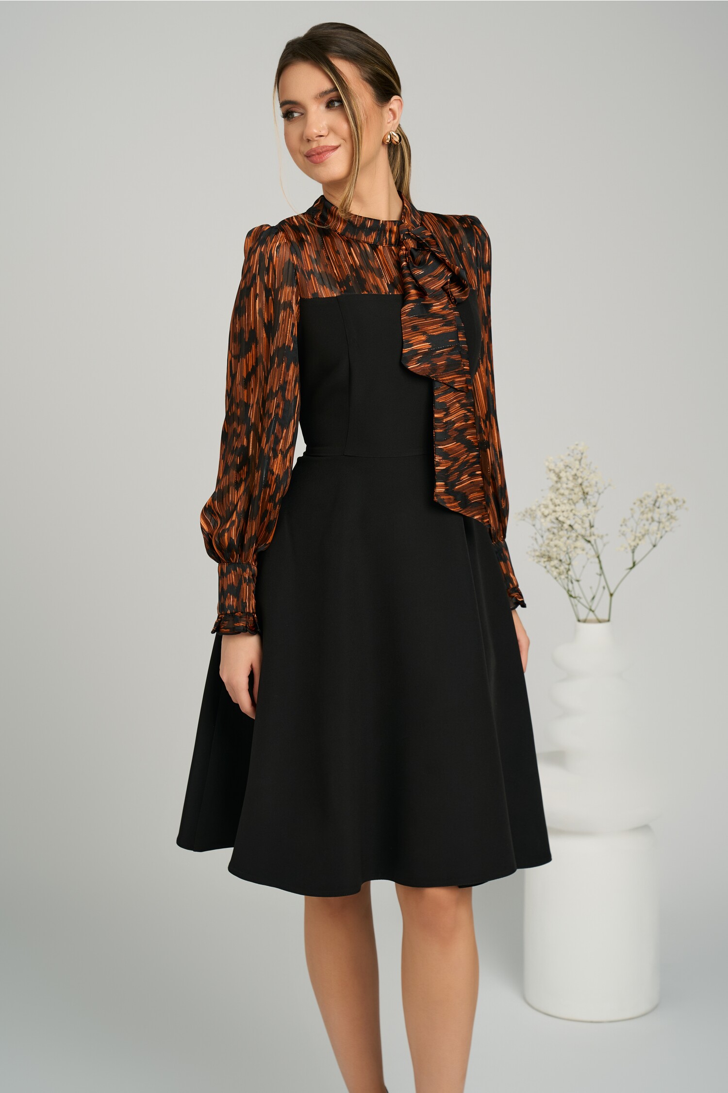 Rochie office din stofa neagra cu voal la bust si animal print caramiziu