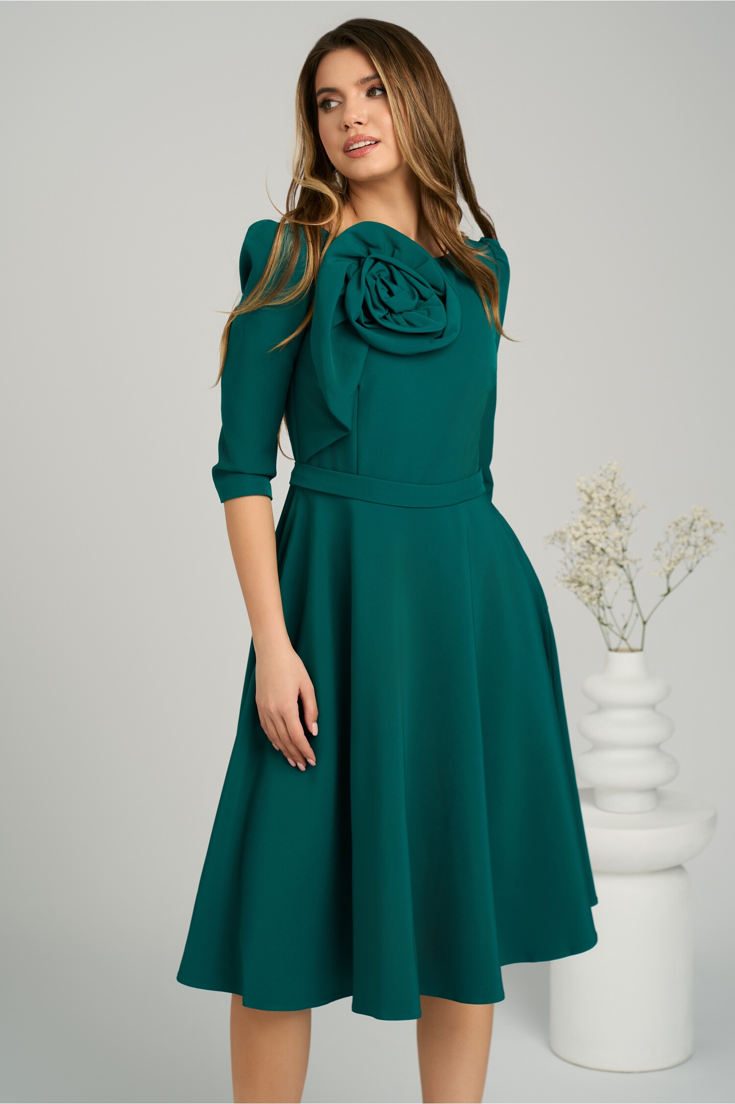 Rochie office din stofa verde cu floare pe bust