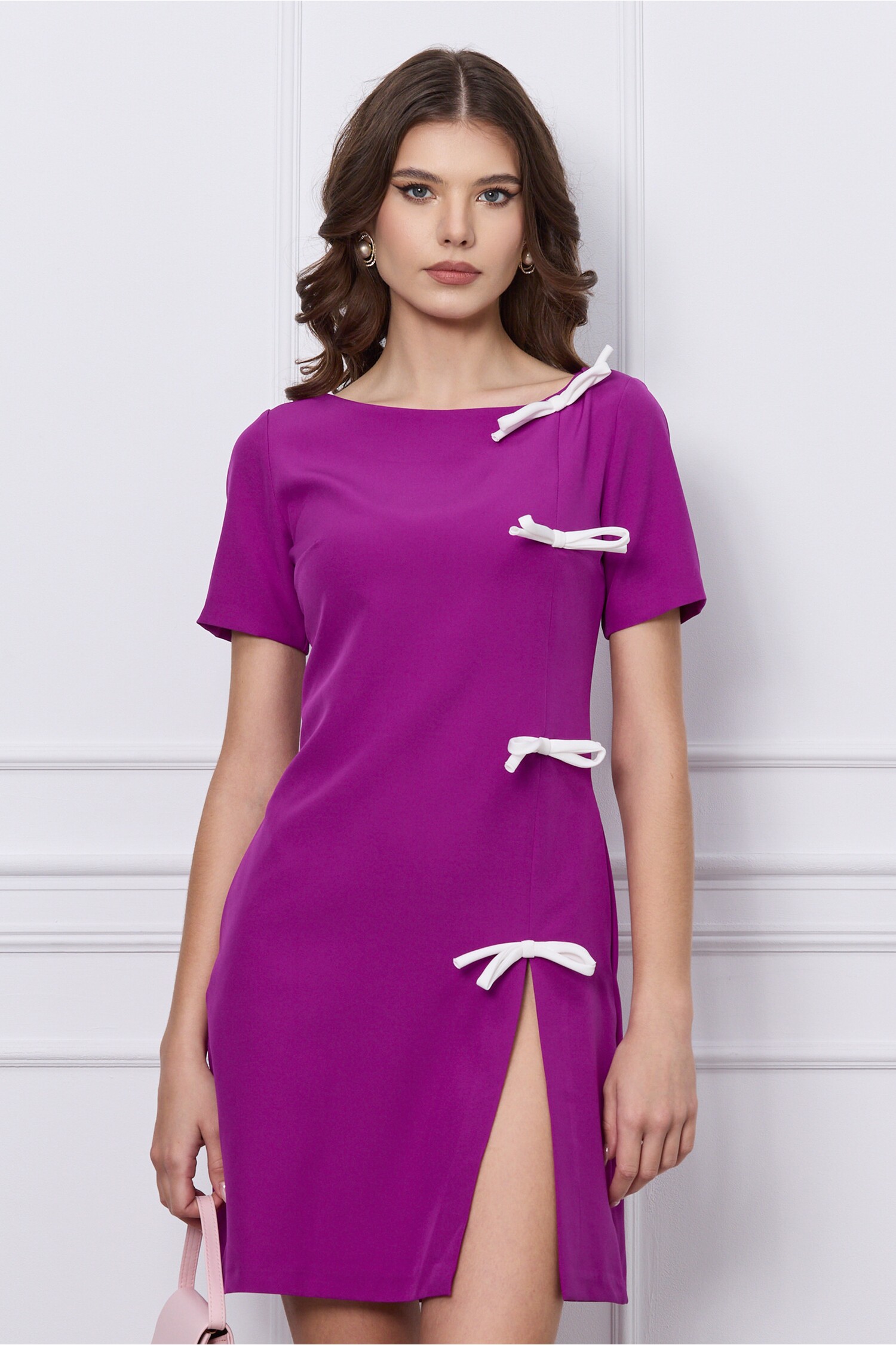 Rochie office magenta scurta cu funde albe si crepeu pe fusta