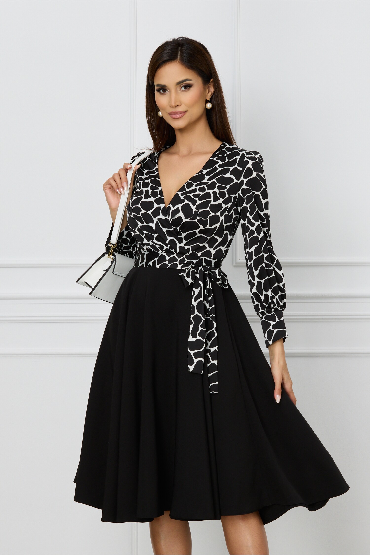 Rochie office din stofa neagra cu imprimeu alb la bust