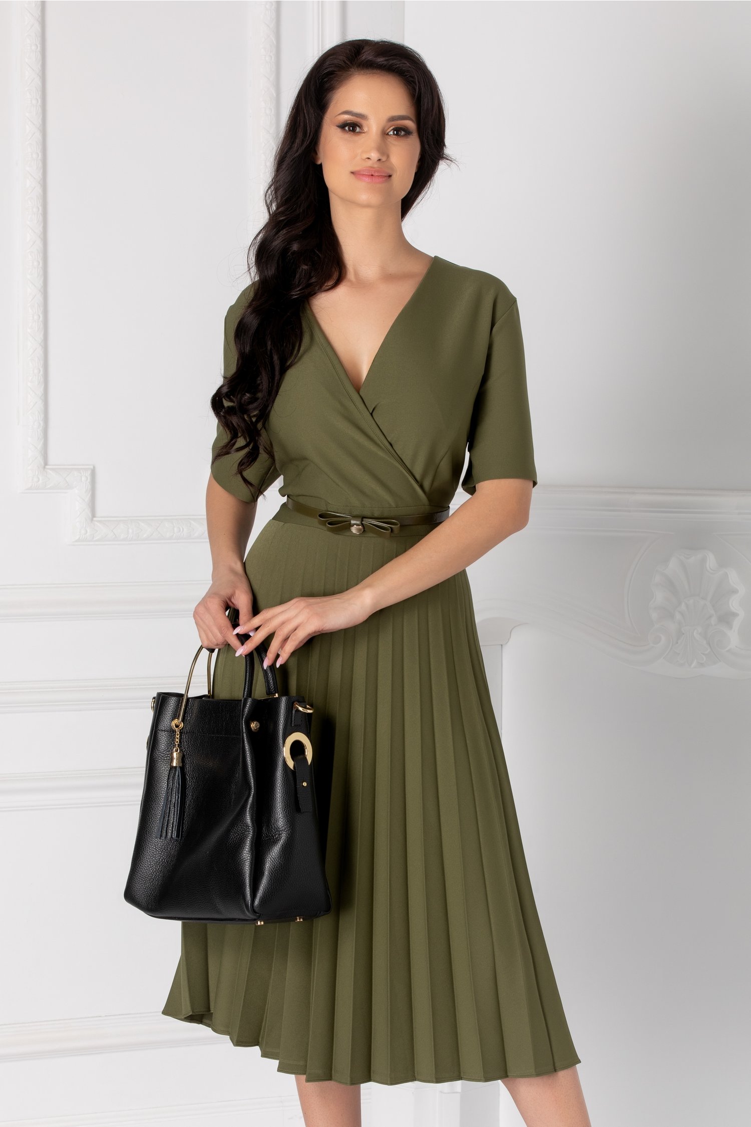 Rochie Ofy kaki plisata cu decolteu petrecut