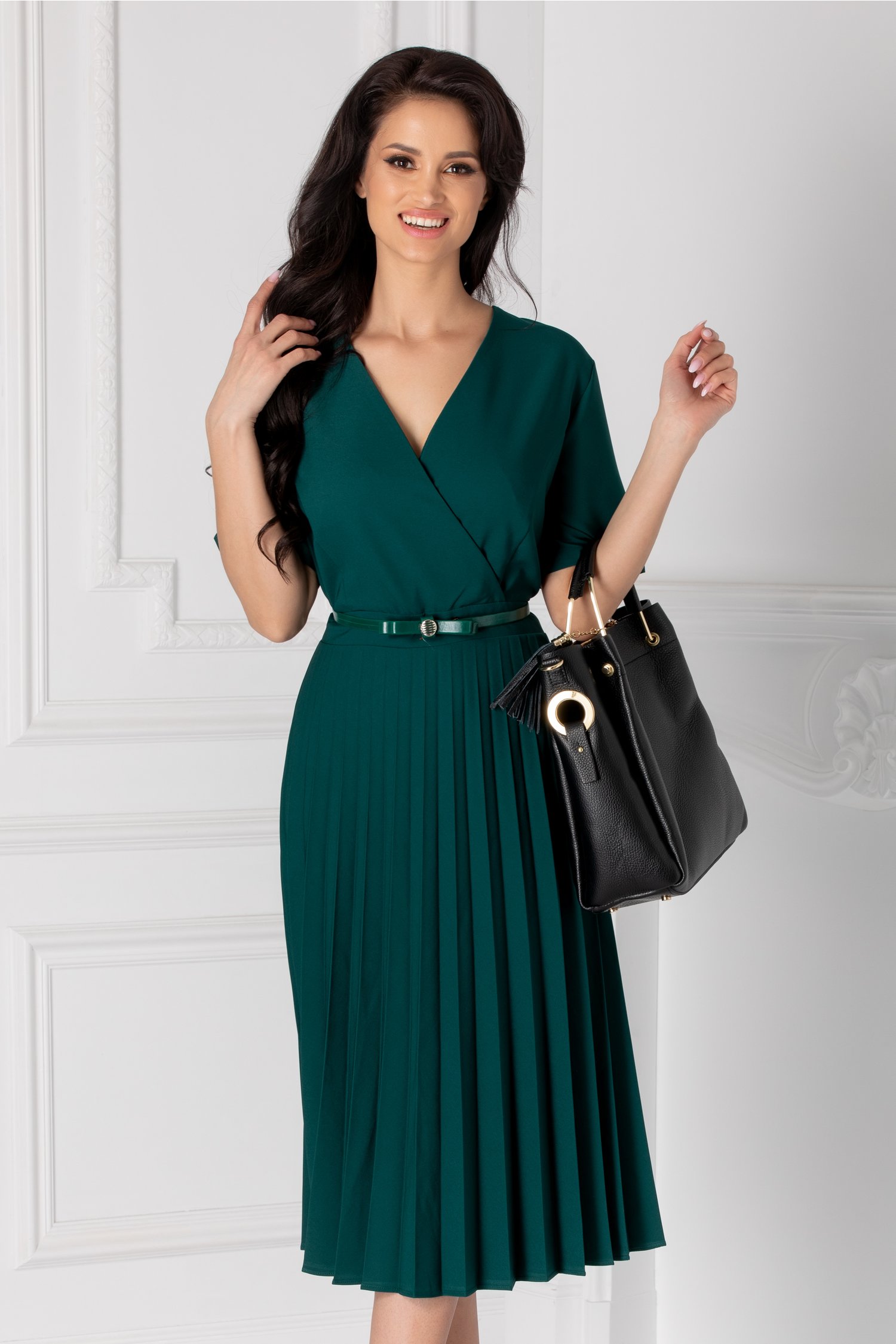 Rochie Ofy verde inchis plisata cu decolteu petrecut