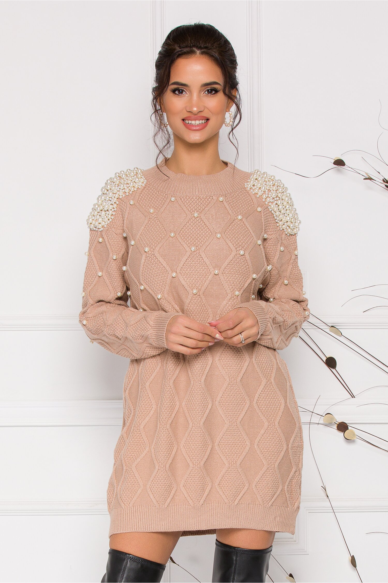 Rochie Pearl maro deschis din tricot accesorizata cu perlute