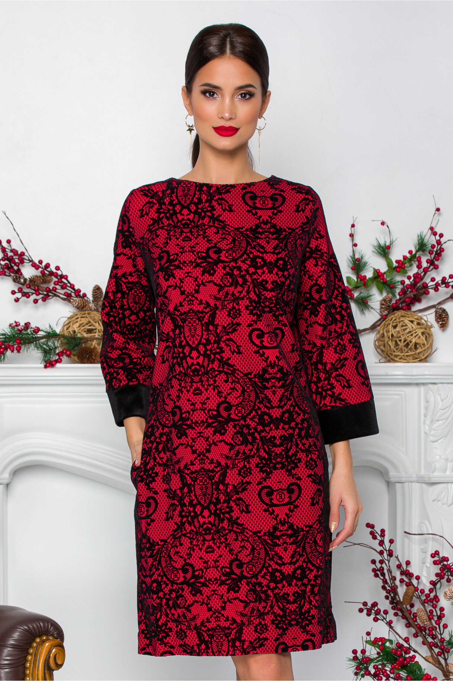 Rochie Rahela rosie cu aplicatii florale negre din catifea