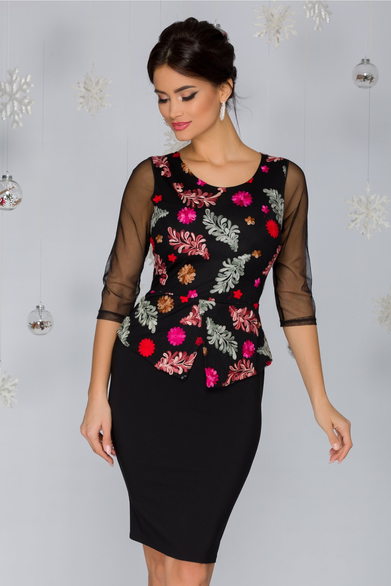Rochie raluca neagra cu broderie florala in zona bustului si peplum