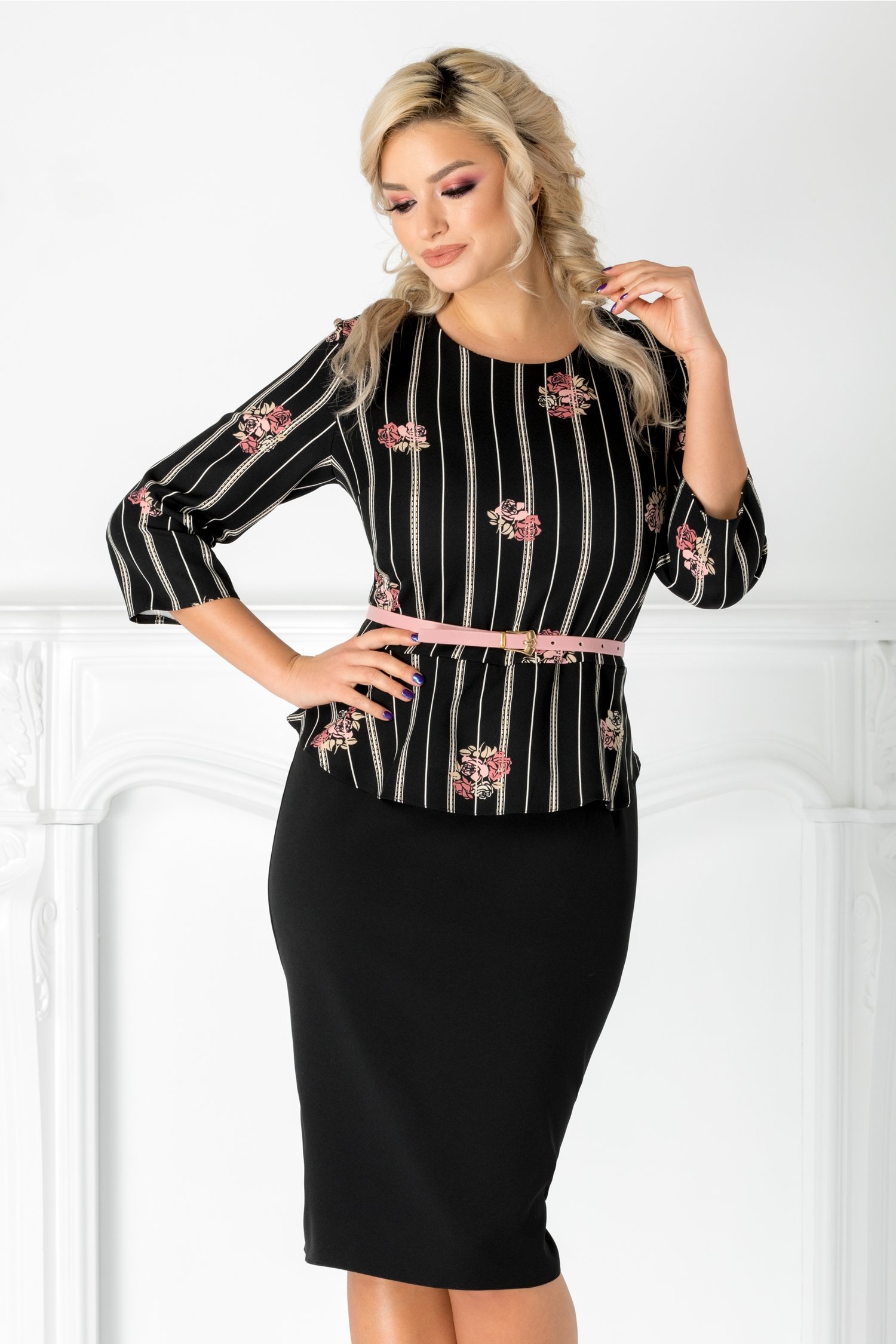Rochie Rania neagra cu peplum in talie si imprimeu floral roz