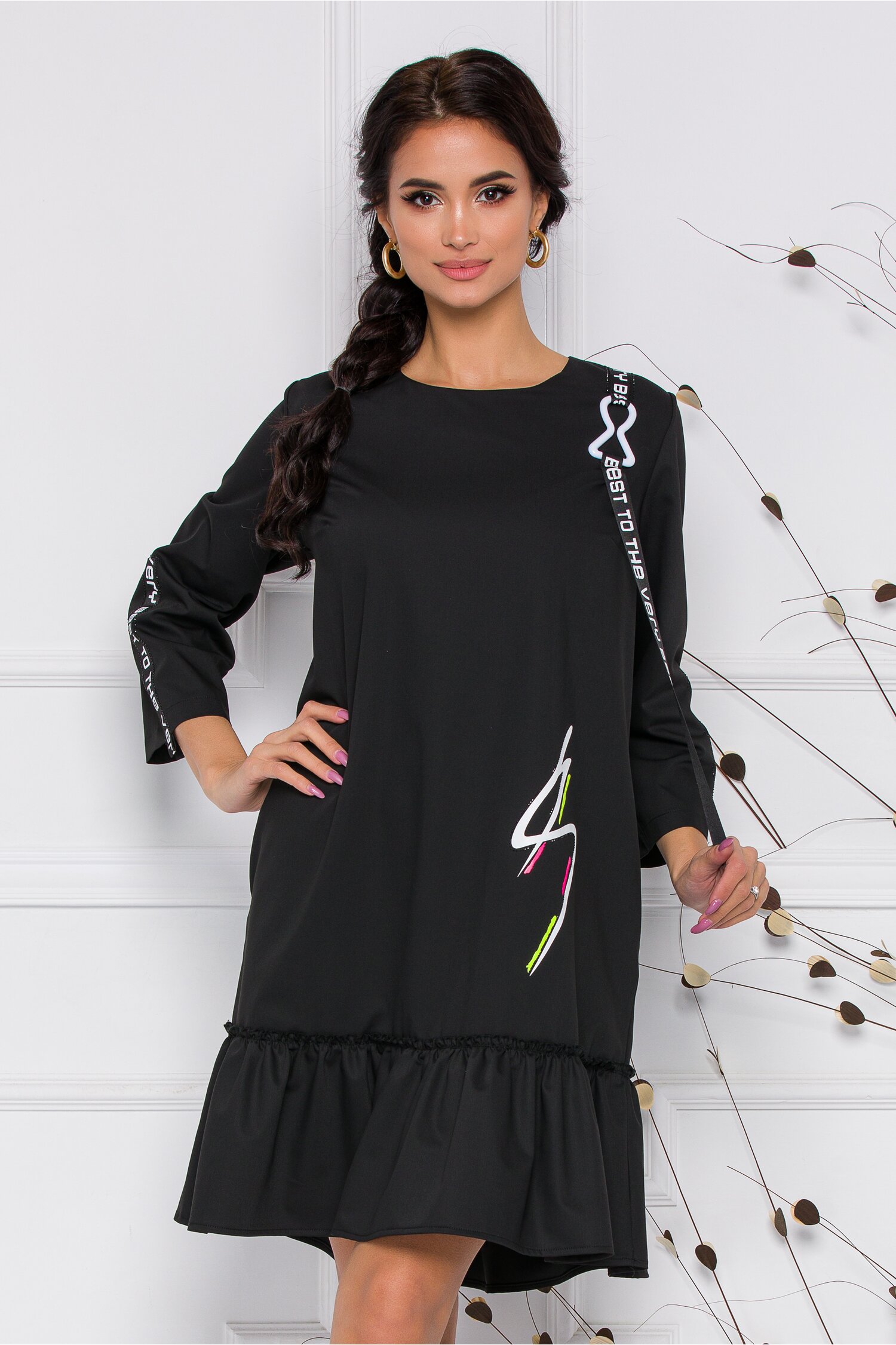 Rochie Renata casual neagra cu volan la baza si imprimeu pe spate