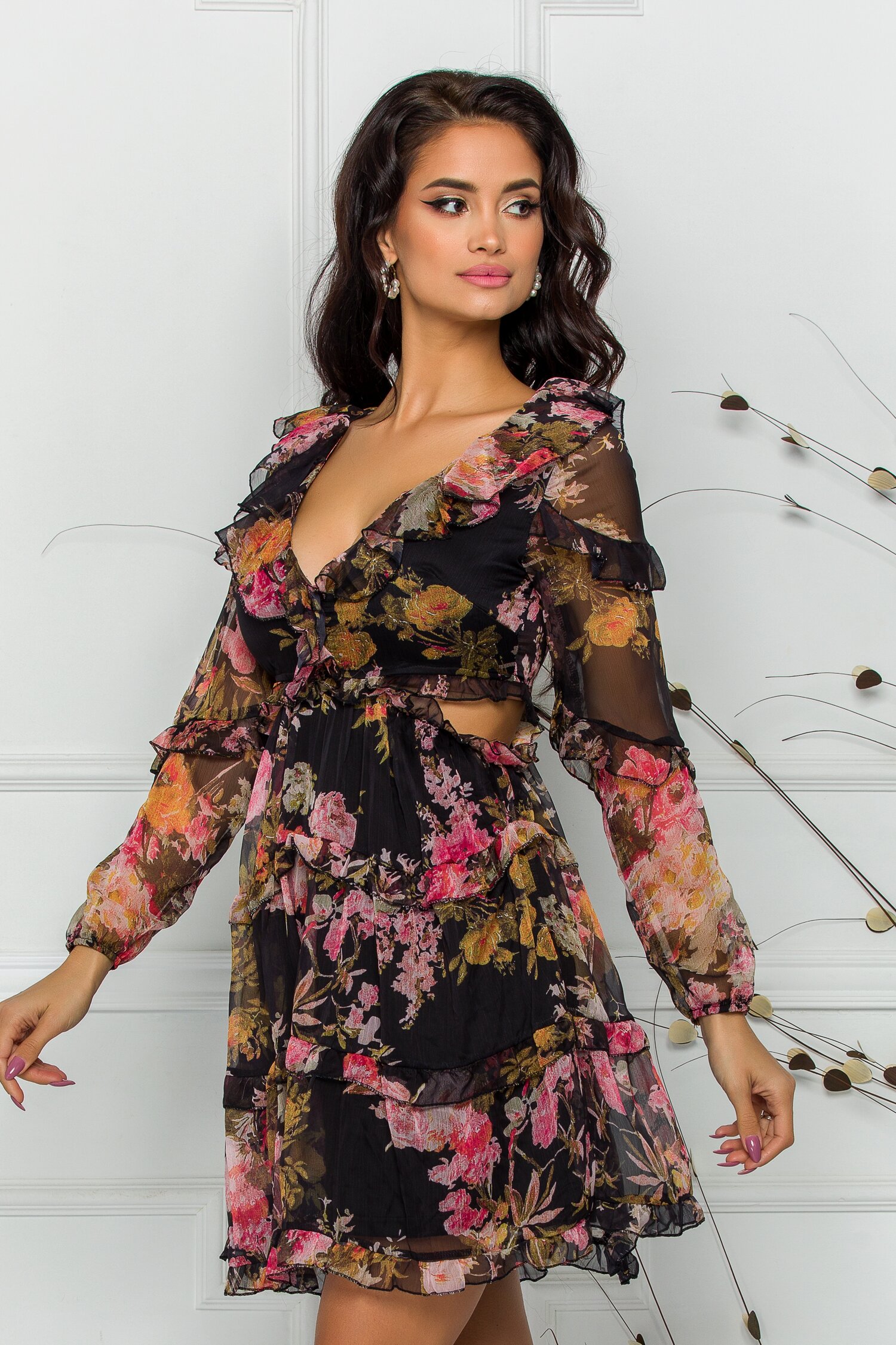 Rochie Rizzie neagra cu imprimeuri florale si decupaje in talie