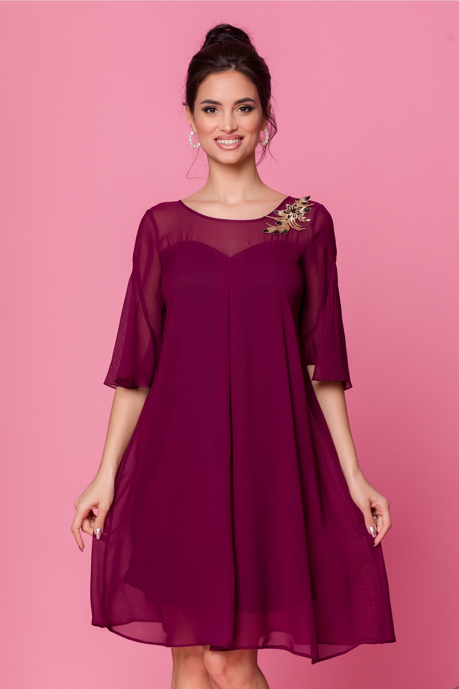 Rochie sabri bordo vaporoasa cu broderie la decolteu