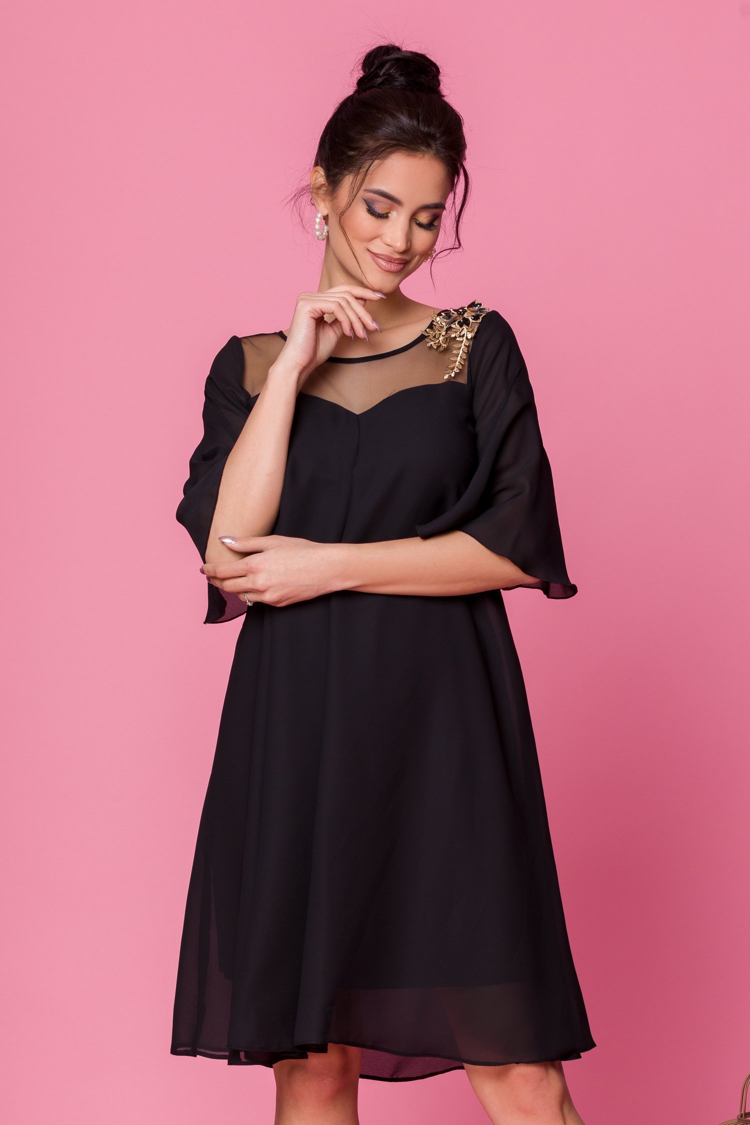 Rochie sabri neagra vaporoasa cu broderie la decolteu