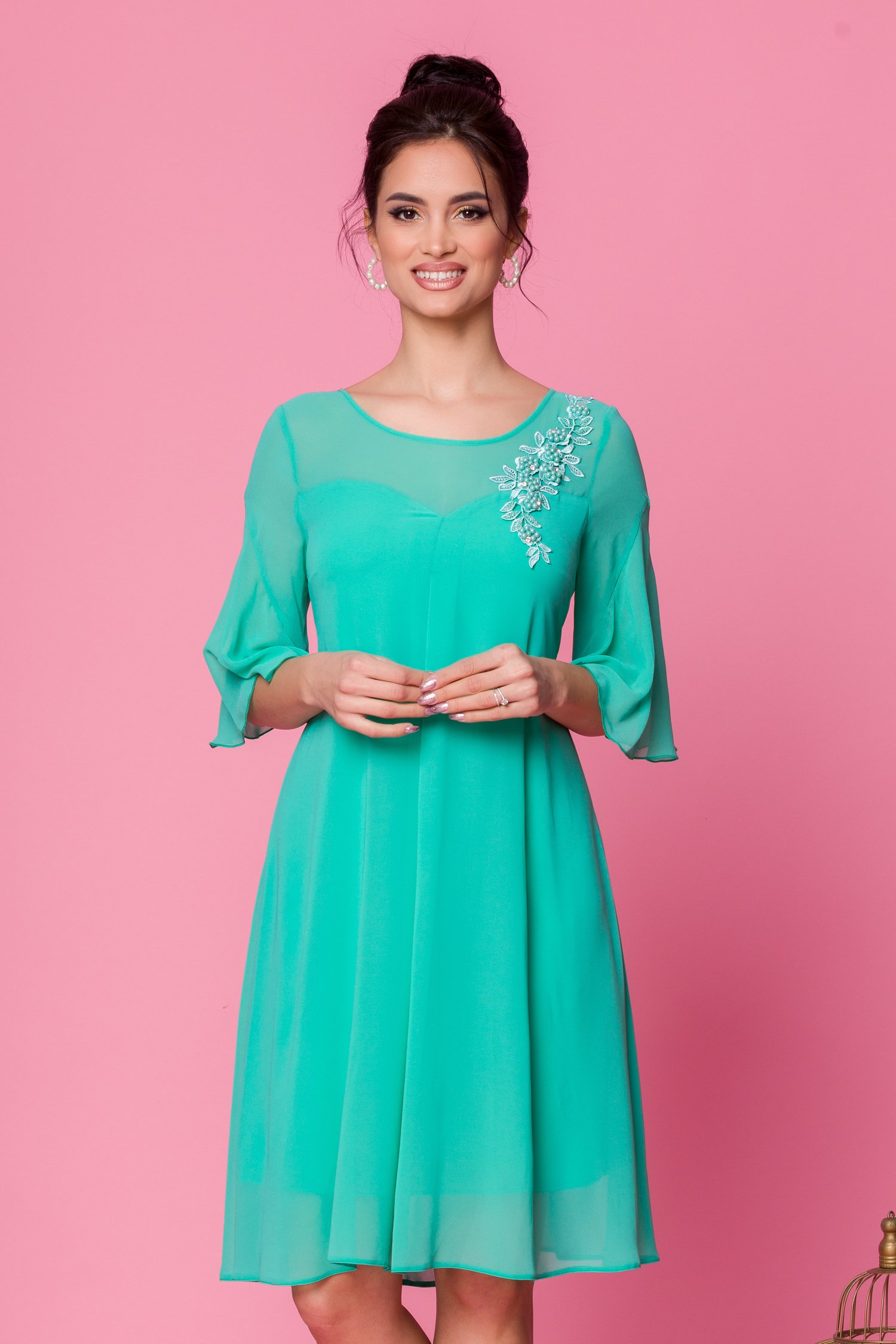 Rochie sabri verde mint vaporoasa cu broderie la decolteu