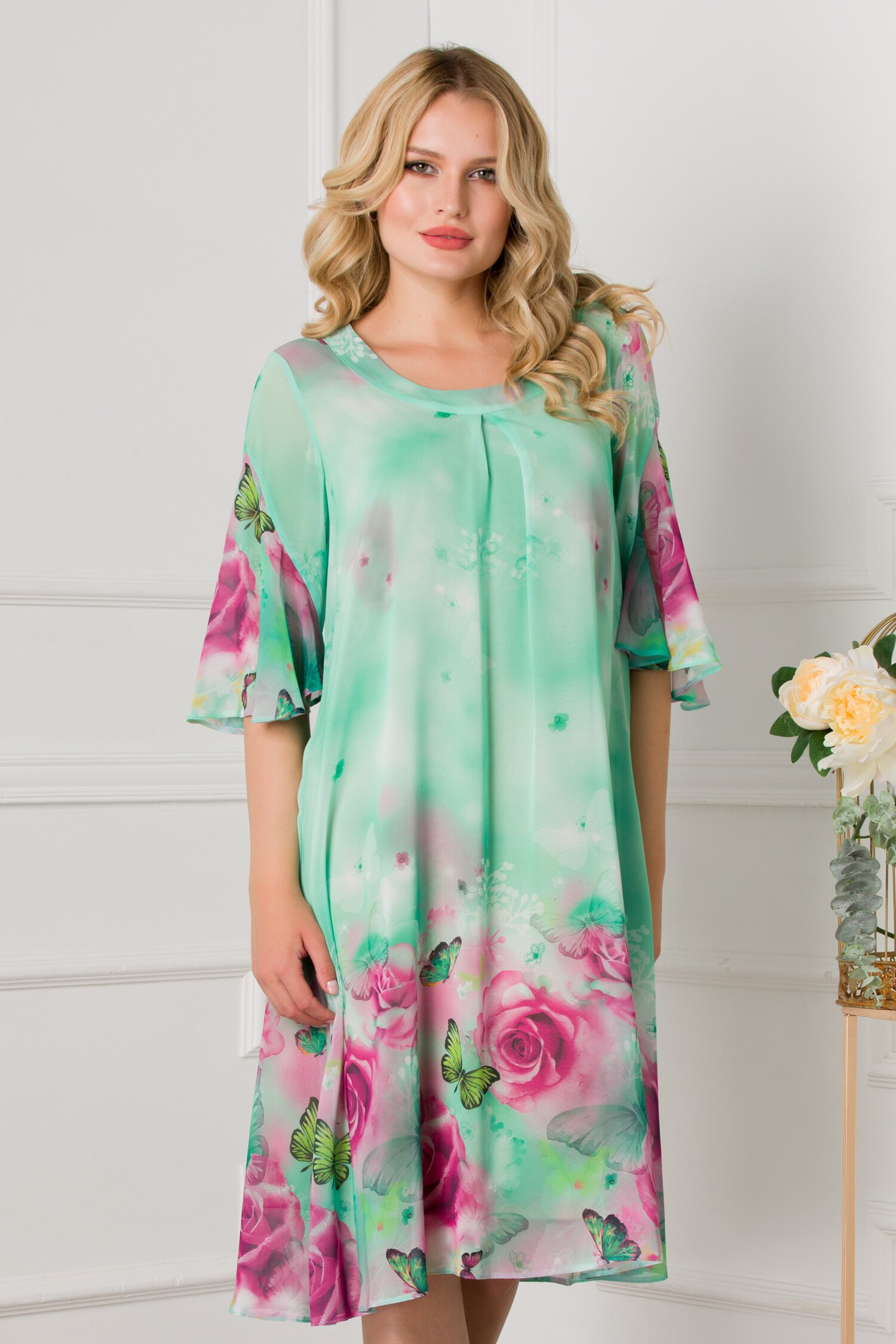 Rochie Sabrina verde deschis cu trandafiri roz maxi si fluturi