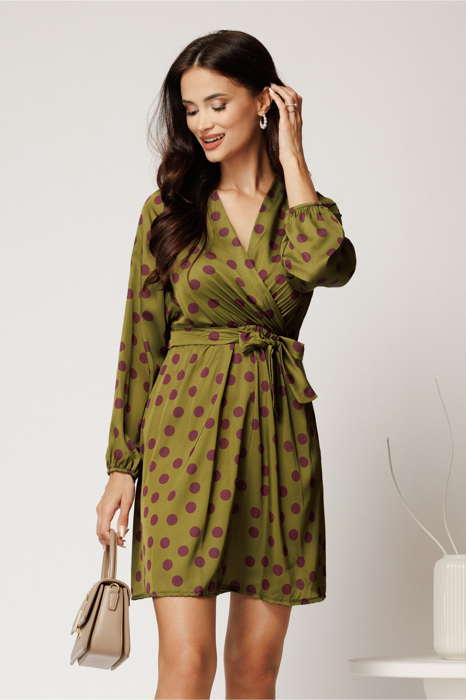 Rochie scurta kaki din satin cu buline mov si cordon in talie