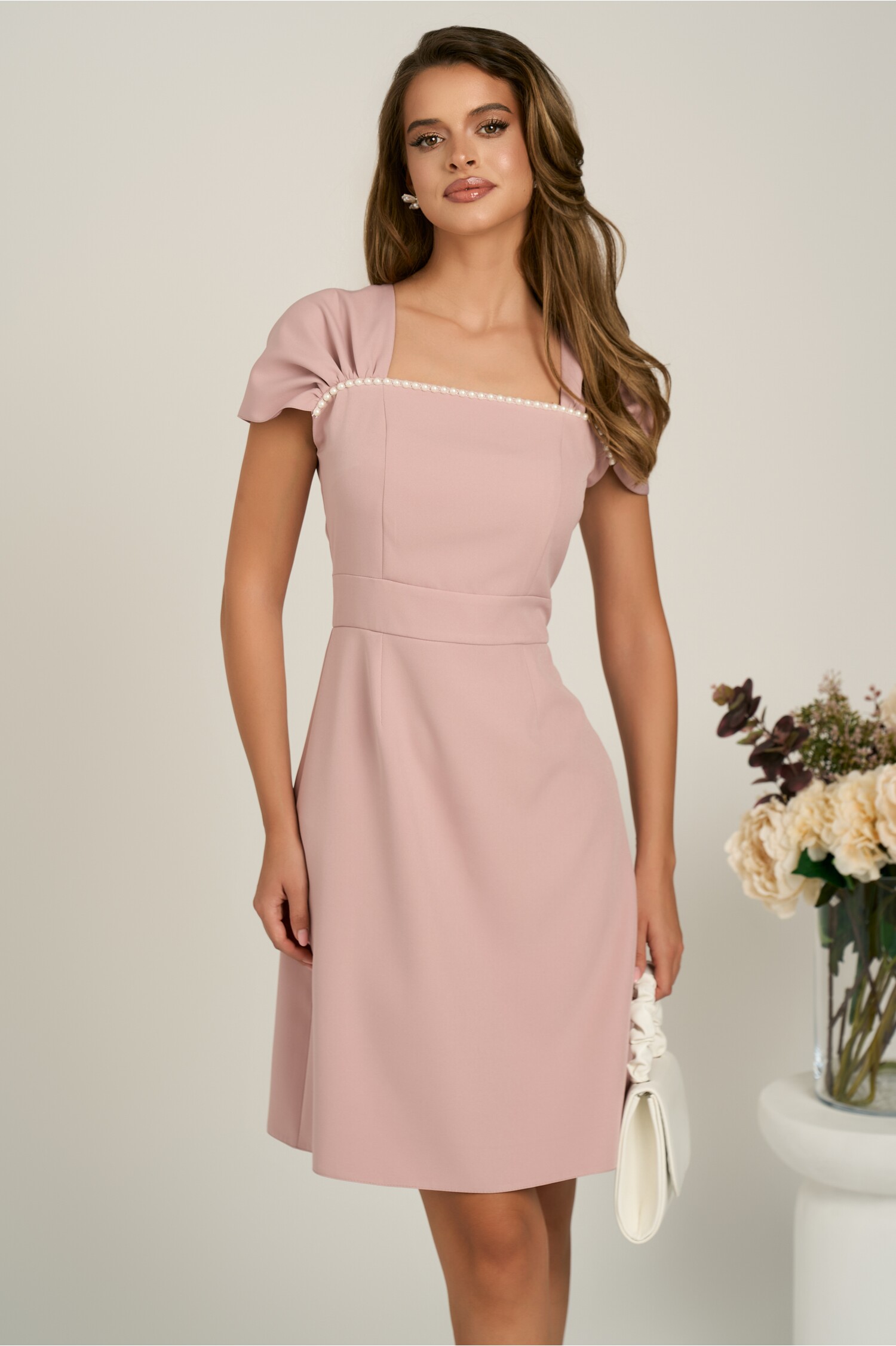 Rochie scurta roz din stofa evazata cu perlute la bust