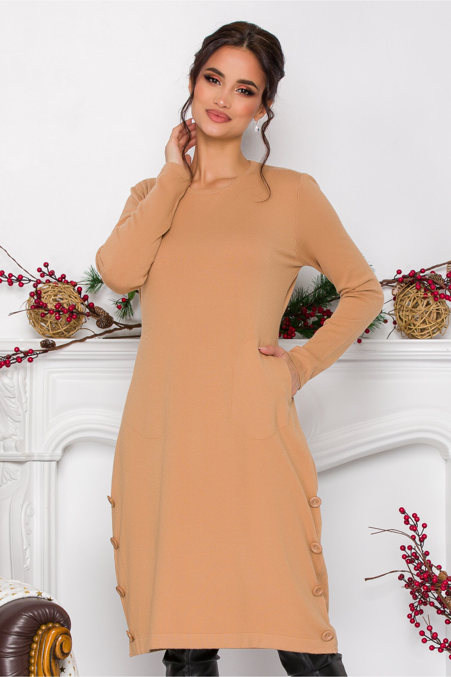 Rochie Simina bej din tricot cu nasturi decorativi la baza
