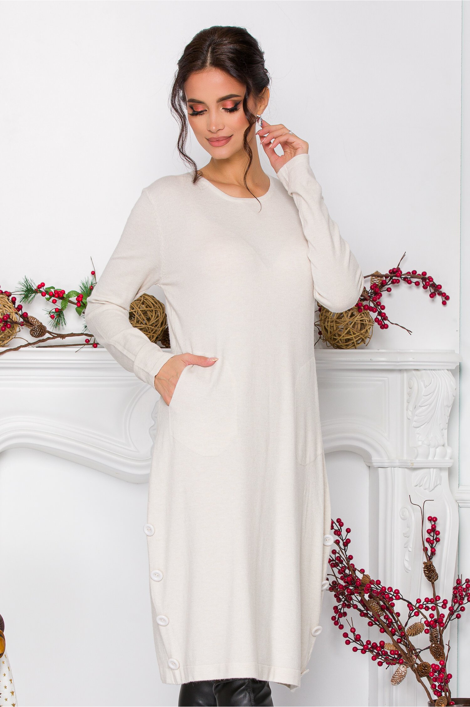 Rochie Simina ivory din tricot cu nasturi decorativi la baza