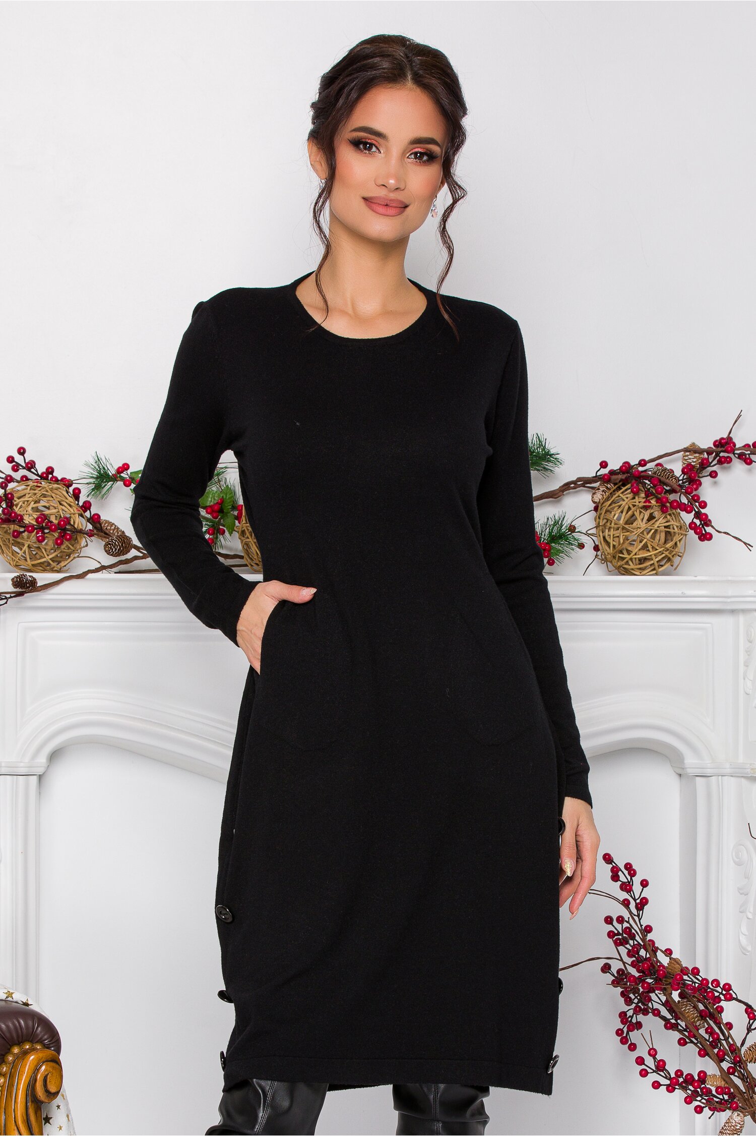Rochie Simina neagra din tricot cu nasturi decorativi la baza