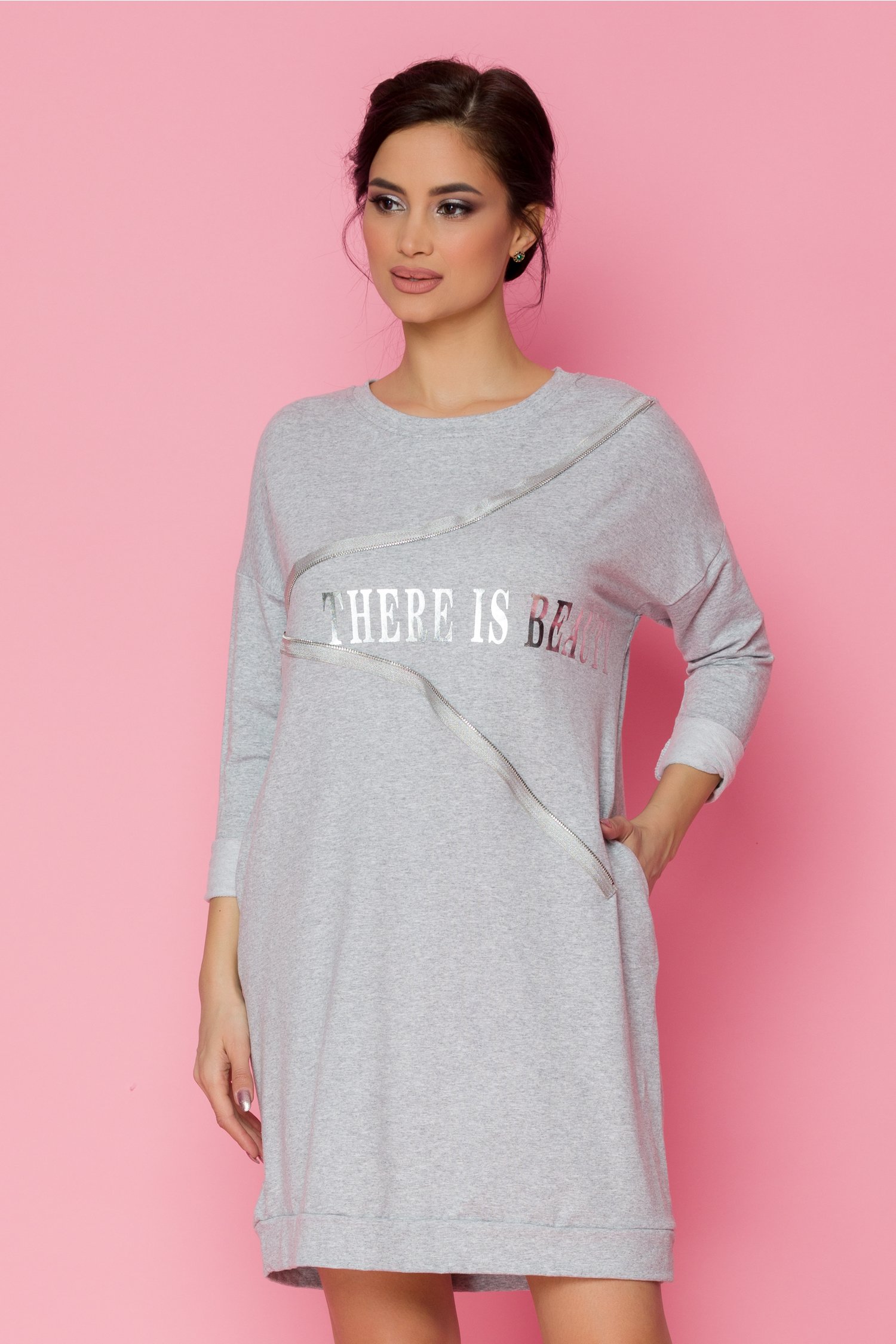 Rochie simona casual gri cu mesaj si aplicatie tip fermoar