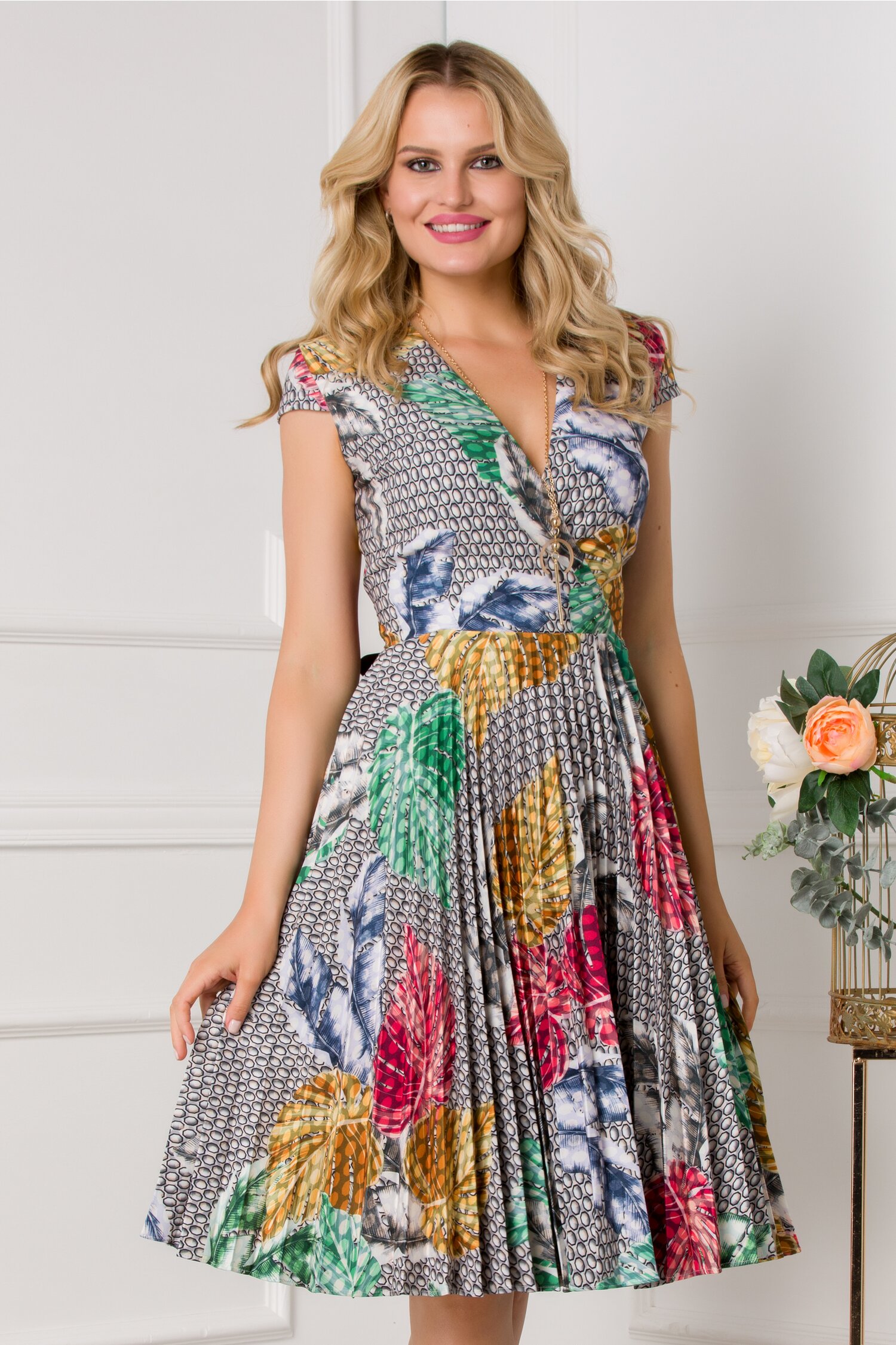 Rochie Sonia gri cu imprimeu exotic colorat