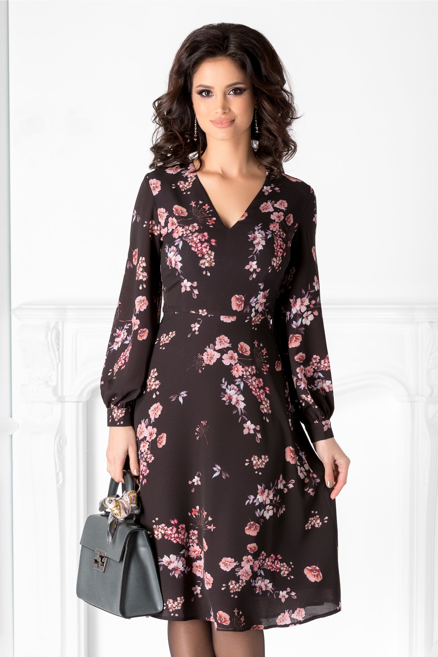 Rochie Spring neagra cu flori roz