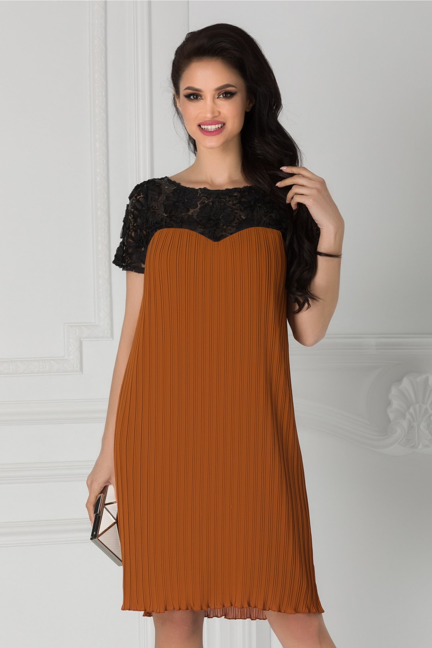 Rochie Susan maro cu dantela la umeri