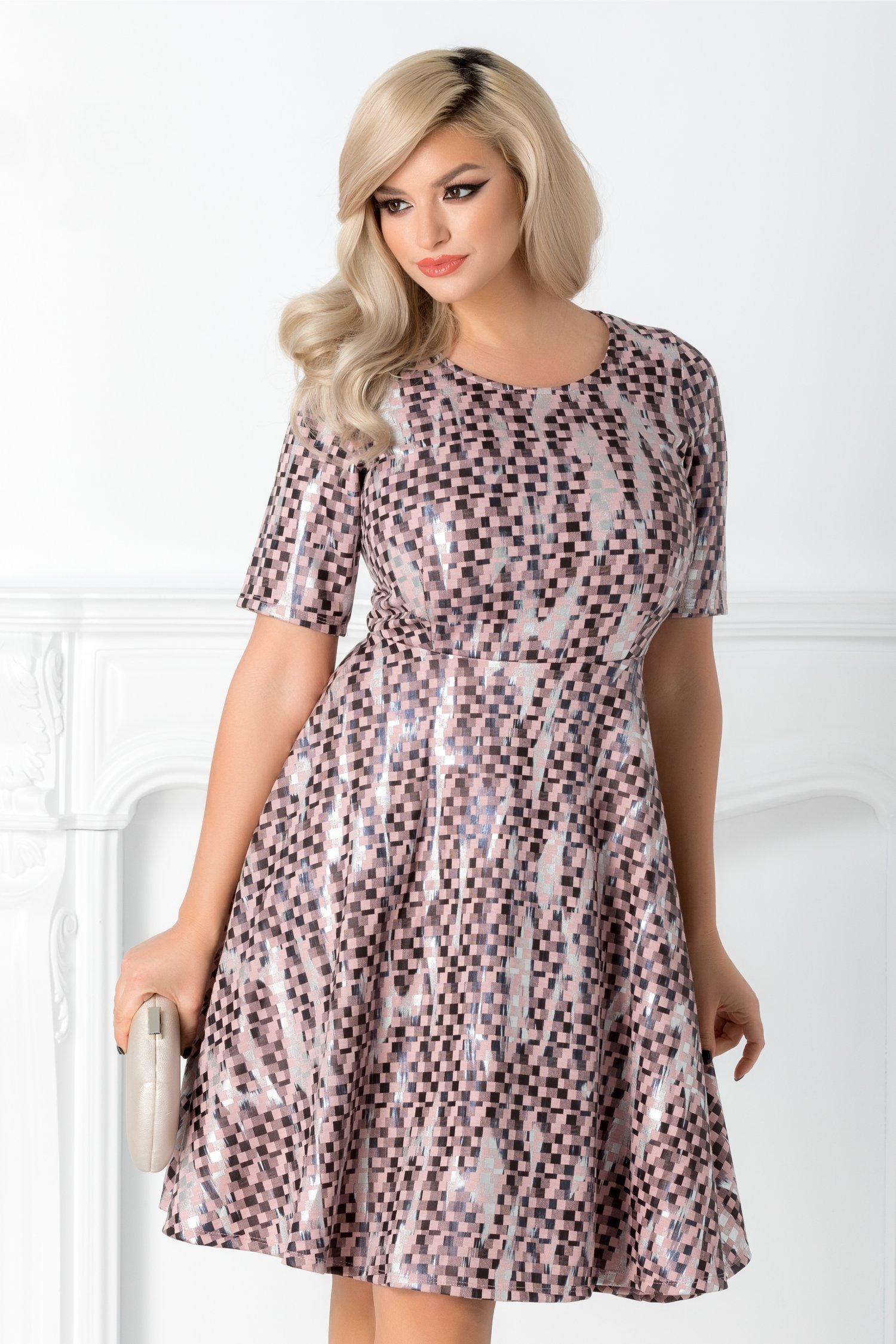 Rochie Suzanne roz cu patratele negre