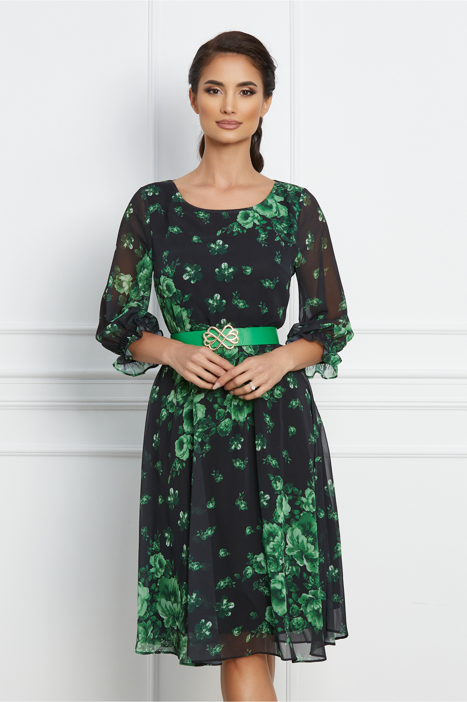 Rochie neagra cu imprimeuri florale verzi si curea in talie
