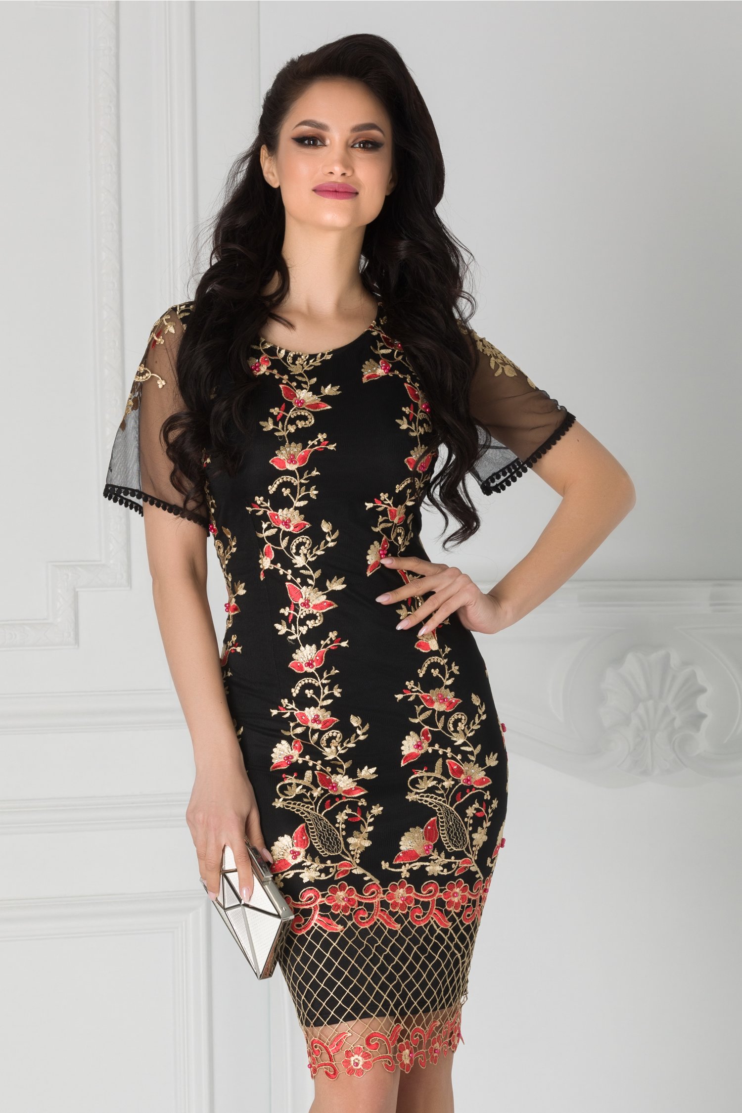 Rochie Taylor neagra cu broderie aurie si margelute rosii