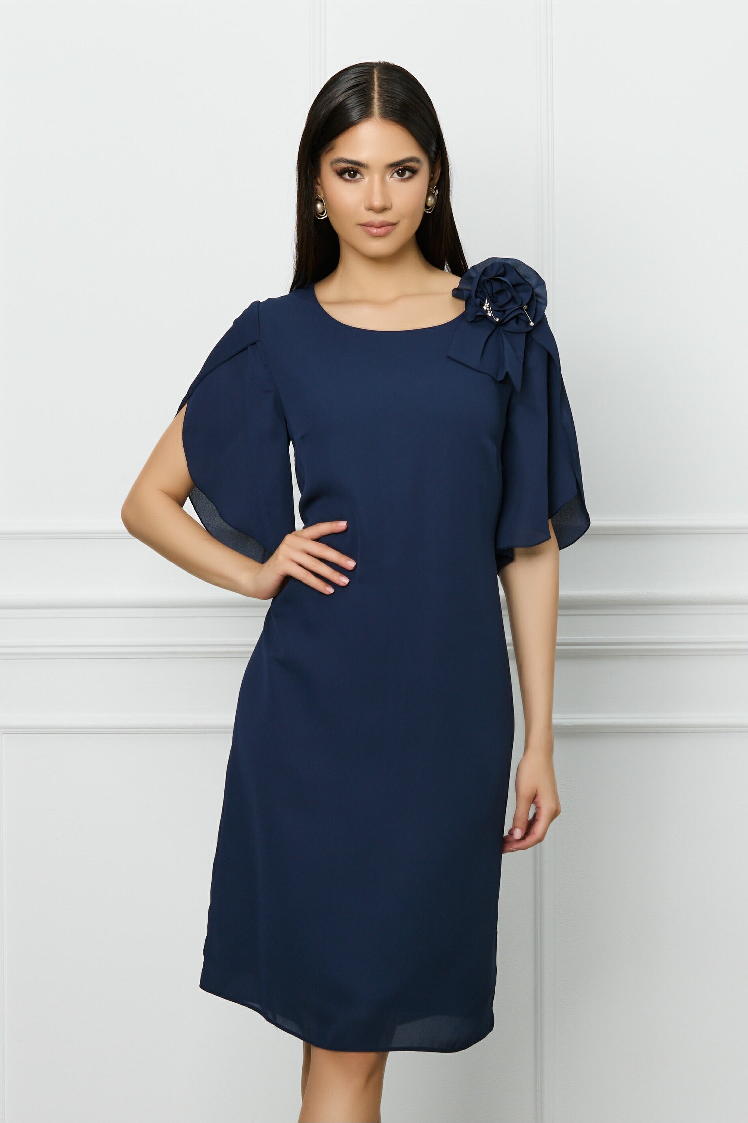 Rochie bleumarin cu floare la umar - Rochii-Dama.ro